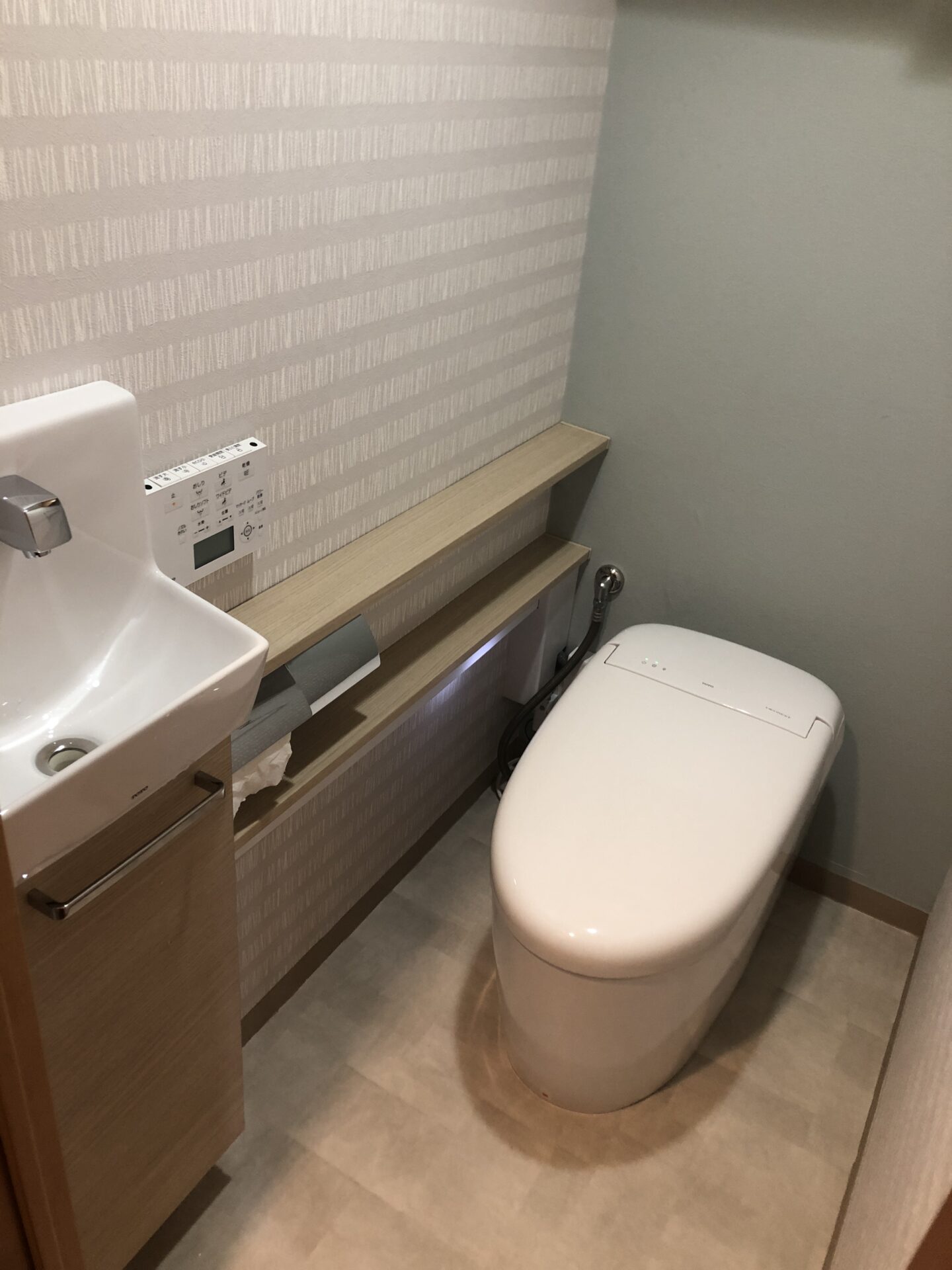 トイレ交換、手洗い器設置工事の施工後