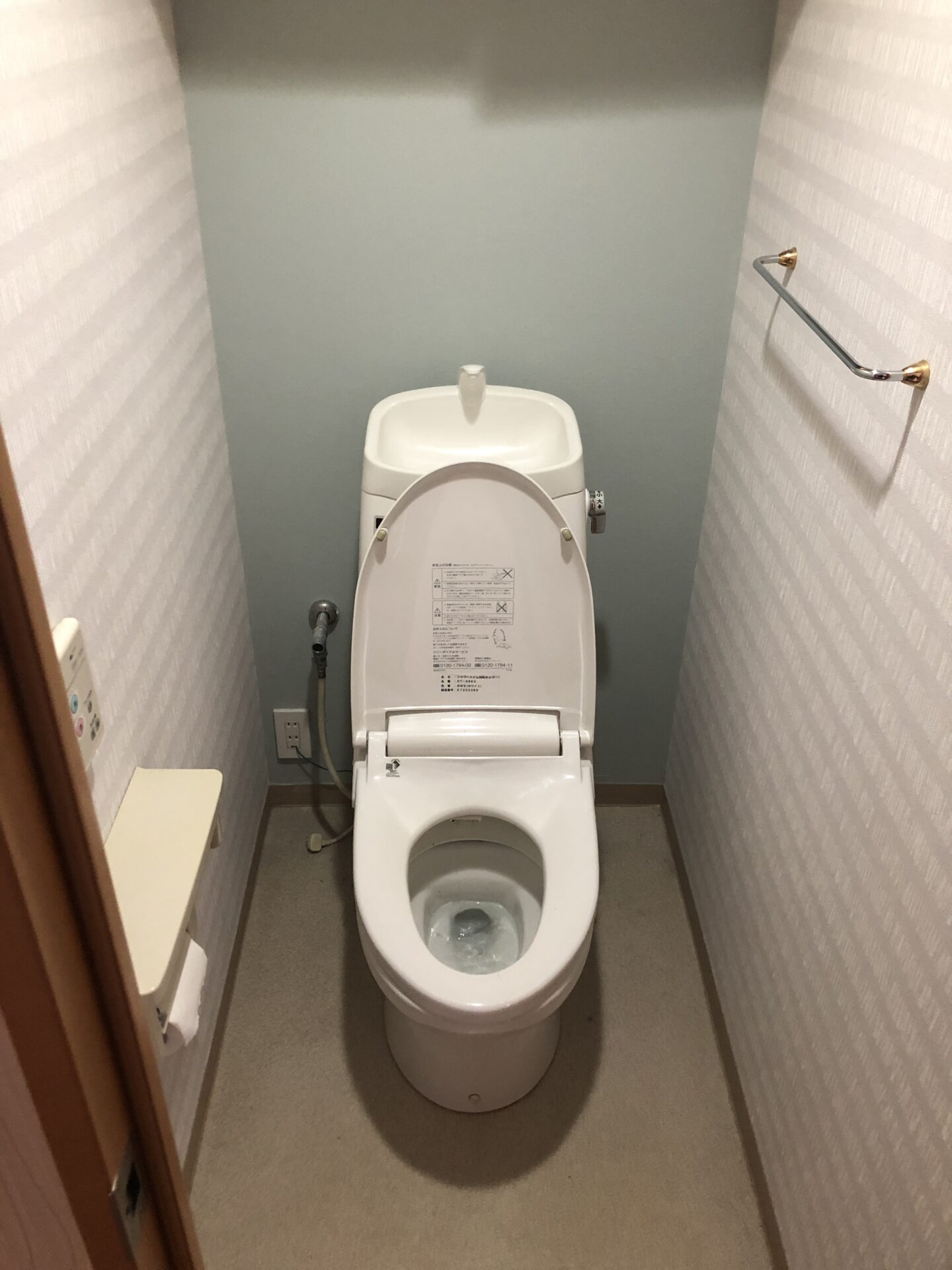 トイレ交換、手洗い器設置工事の施工前