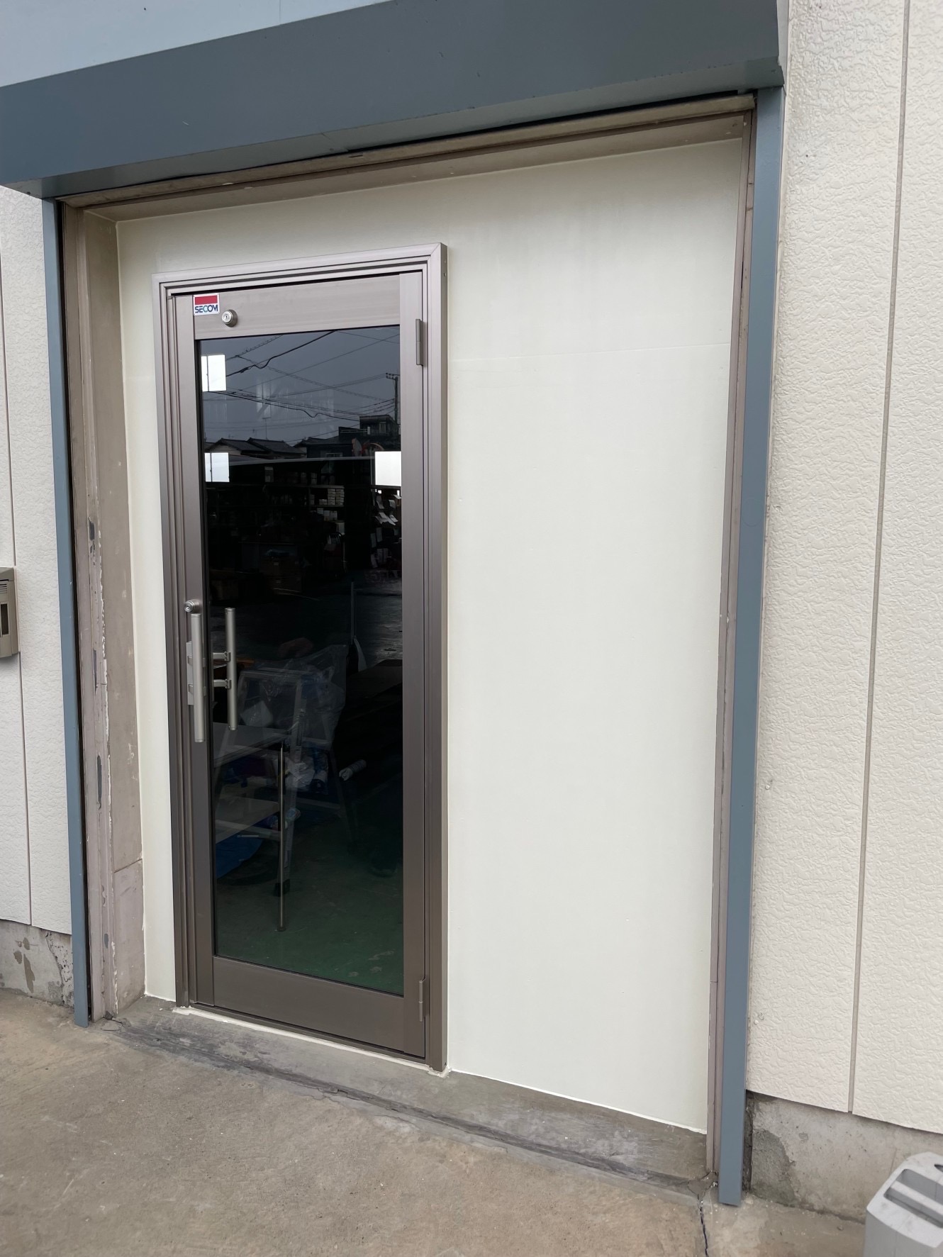 出入口扉交換工事の施工後 1