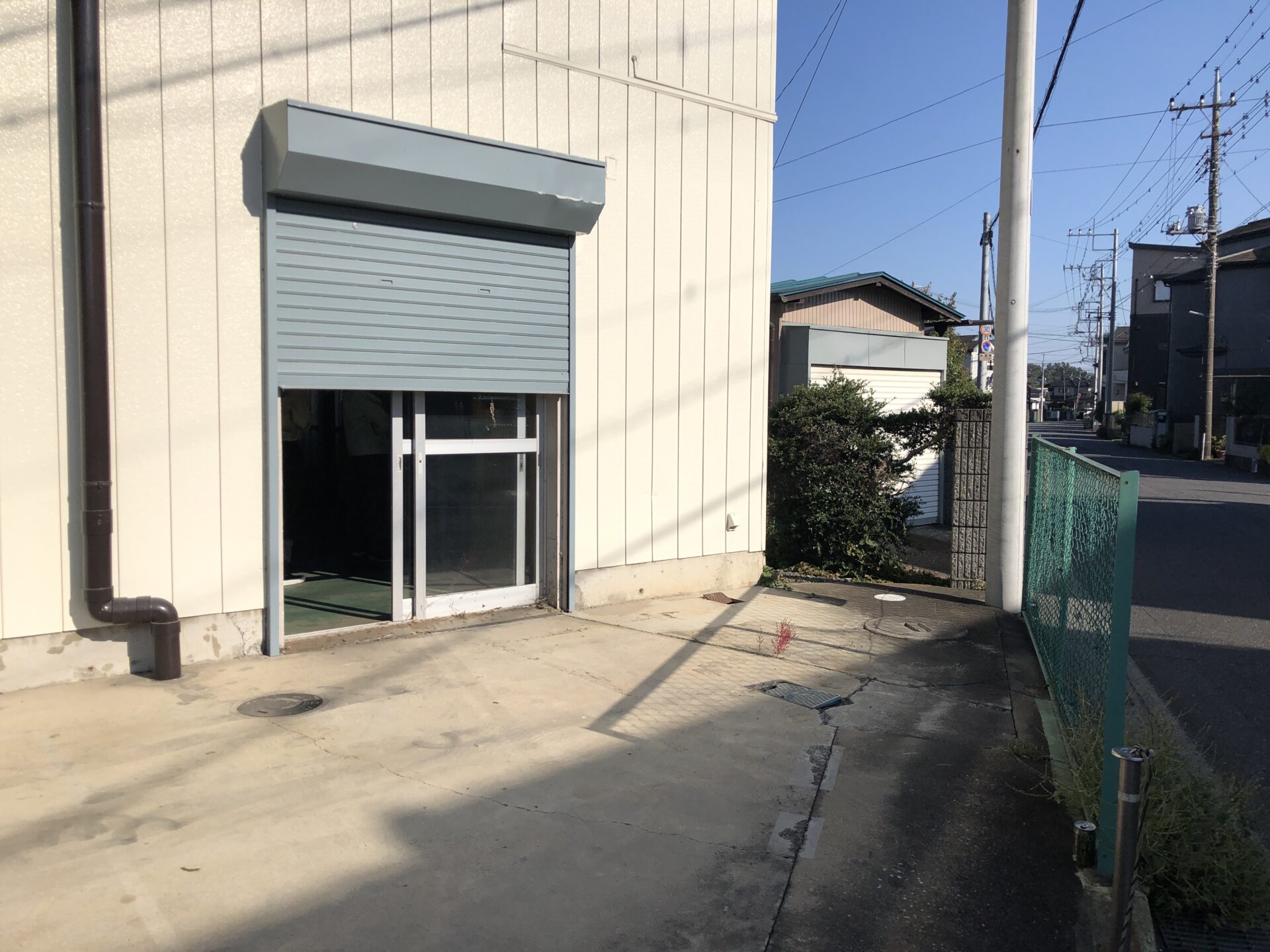 出入口扉交換工事の施工前 1